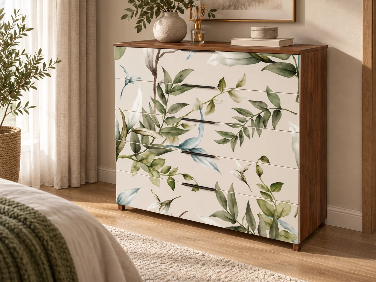 Комод с древесным корпусом и лёгким ботаническим рисунком